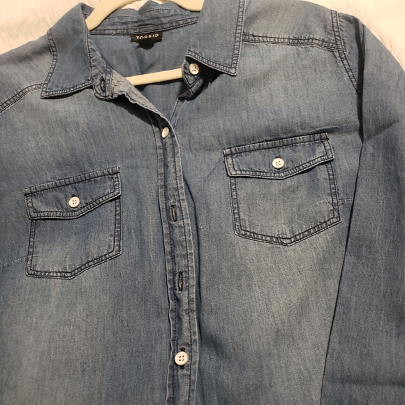 TORRID MEDIUM WASH DENIM BUTTON-DOWN SHIRT..SIZE:0 - Picture 7 of 12